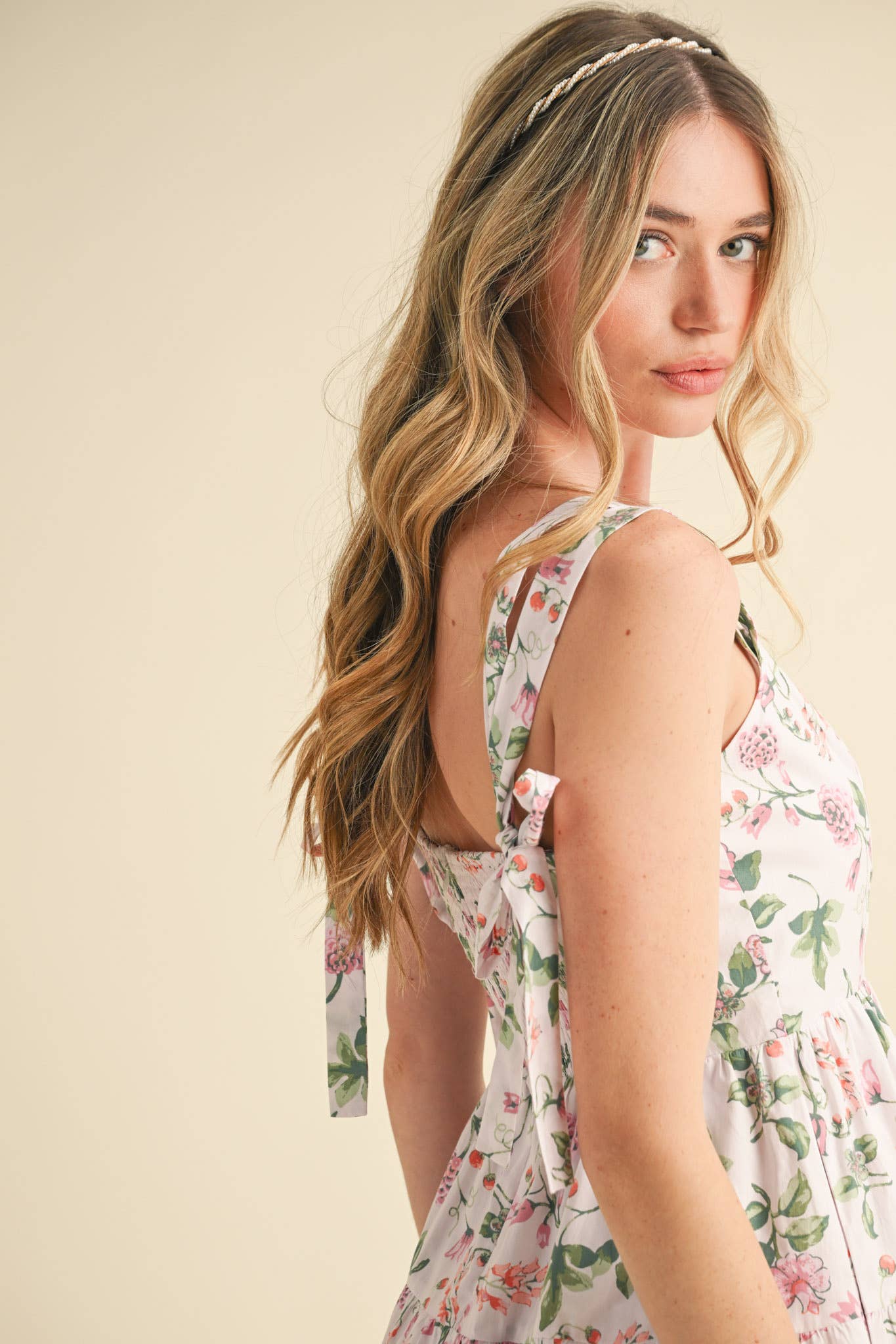 &MERCI - Vente Robe – femme - ROBE COURTE À VOLANTS FLORAUX AVEC BRETELLES À NOUER MDR38086