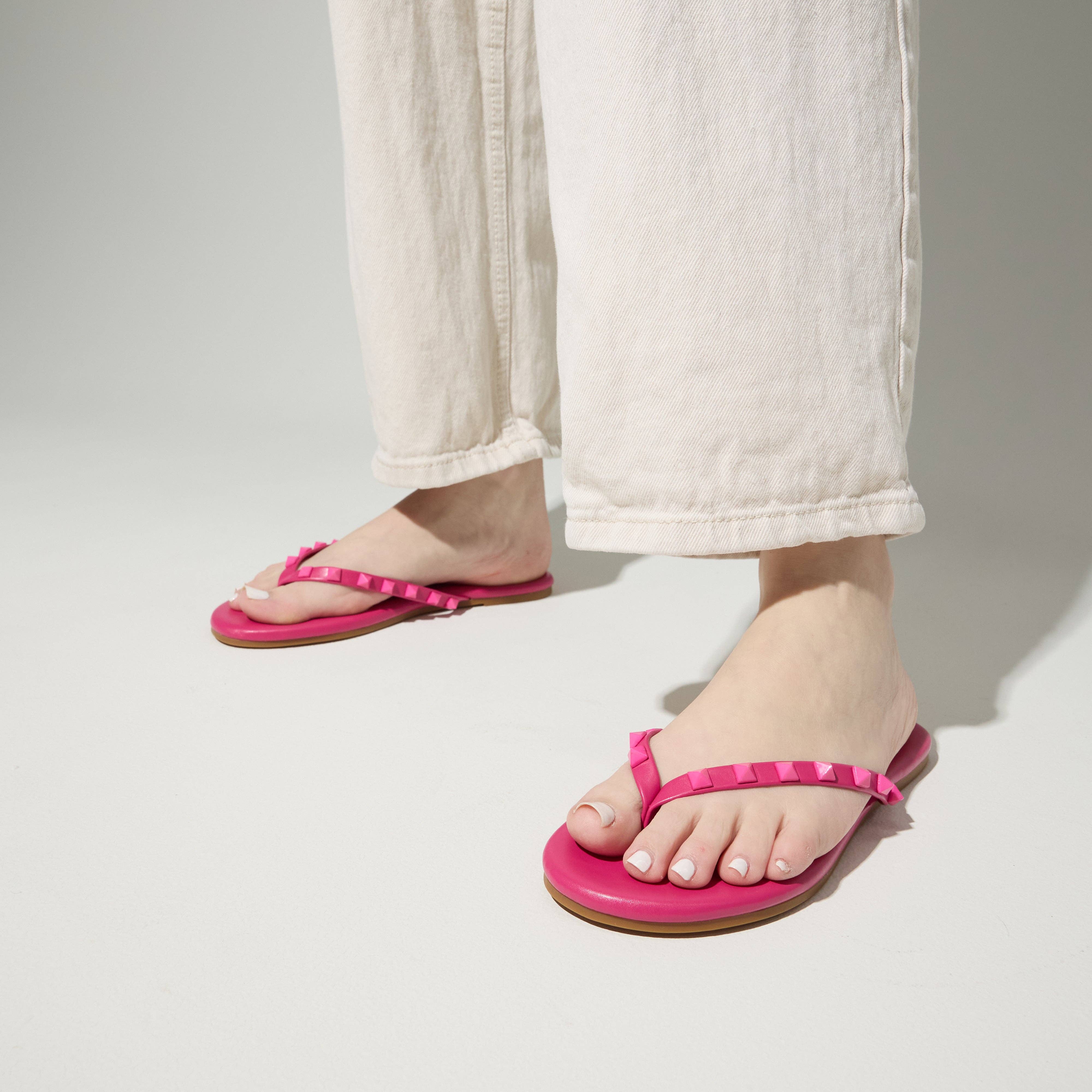 Fuchsia Rivington Stud Flip Flop i Fuchsia for engroshandel på Faire3