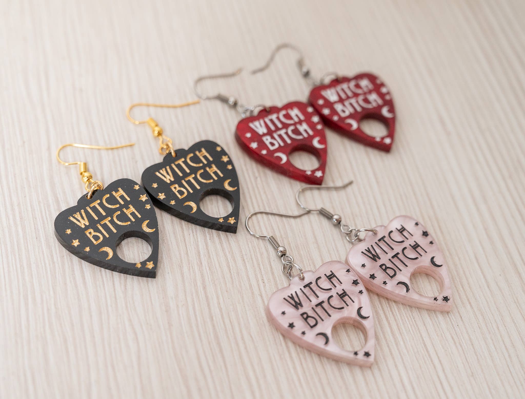 HoneyGlow Designs - Vendita all'ingrosso Orecchini pendenti - Orecchini a planchette Ouija Witch Bitch - stile strega2