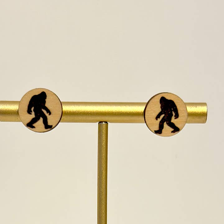 Orecchini a bottone Sasquatch per la vendita all'ingrosso da parte di IreDesign Studio