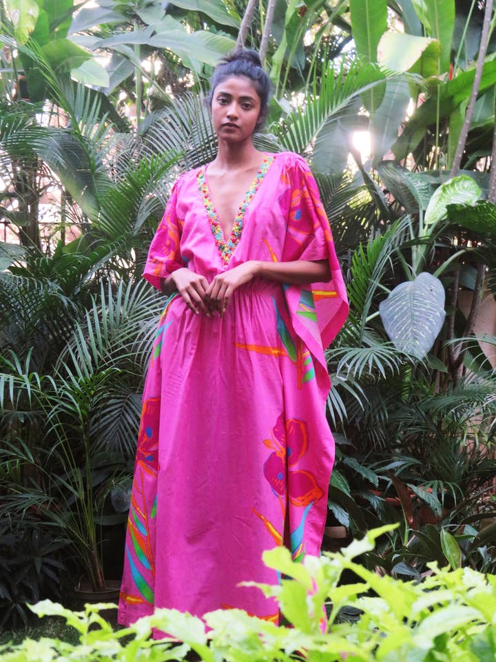 Caftán largo rosa con cuello ancho en V para venta al por mayor de Chogaa NYC