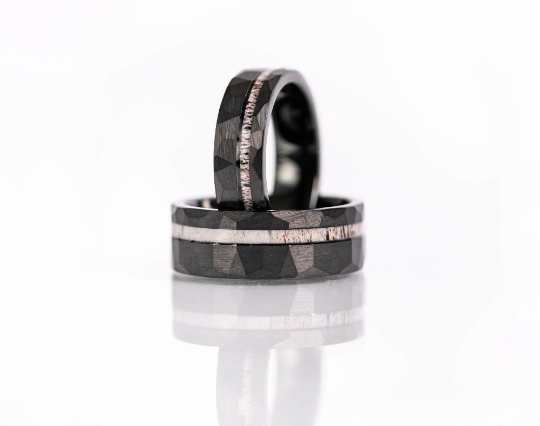 AxBands – Anel de casamento por atacado – Aliança de casamento martelada preta, anel embutido de chifre, 9011