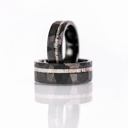 AxBands – Großhandel Ehering/Ring – Schwarzer gehämmerter Ehering, Geweih-Inlay-Ring, 9011