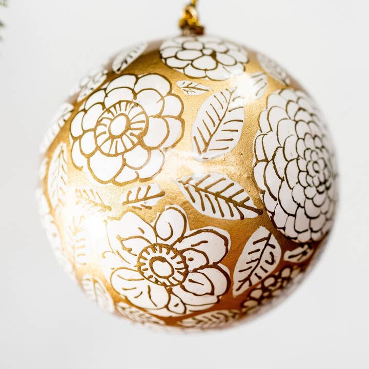 5 cm gouden kerstbal met witte bloem van papiers-mâché voor wholesale door Bollywood Christmas