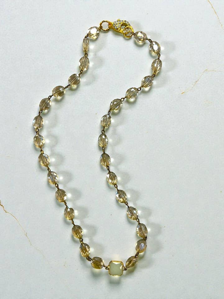 22" Champagner-Halskette mit hellgrünem Quarz und goldenen Akzenten für den Großhandel von Ava Capri