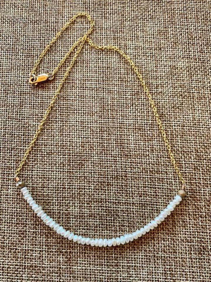 Lille hvid perle halskæde for engroshandel hos Ann Vlach Designs