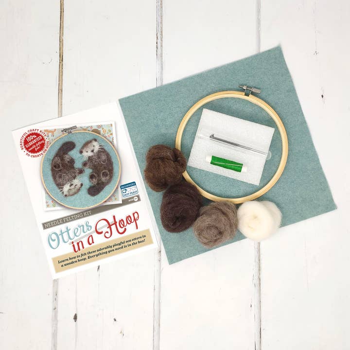 The Crafty Kit Company - Venta al por mayor Kits de costura - Kit de manualidades de fieltro con aguja de nutrias en un aro