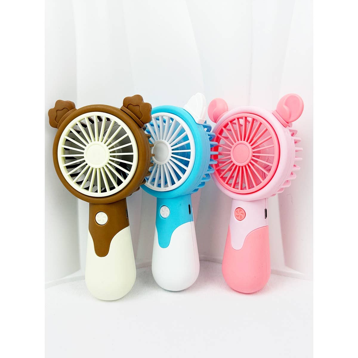 MÉLANGER LA COULEUR Ventilateur portable avec oreilles et support rétractable en vente sur Faire5