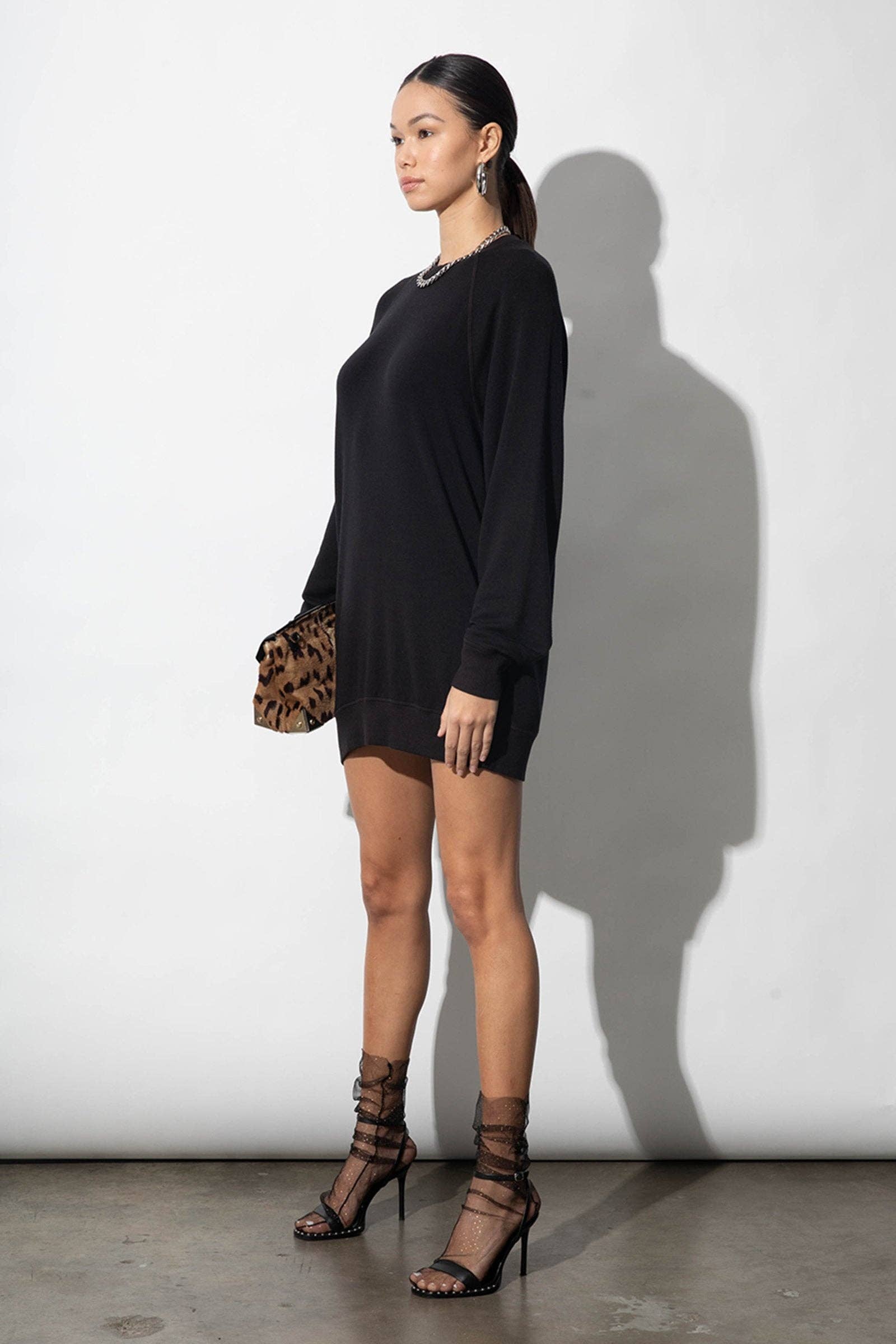 Nero Abito felpa in pile ultrasoft in modal nero Bridget in vendita all'ingrosso su Faire1