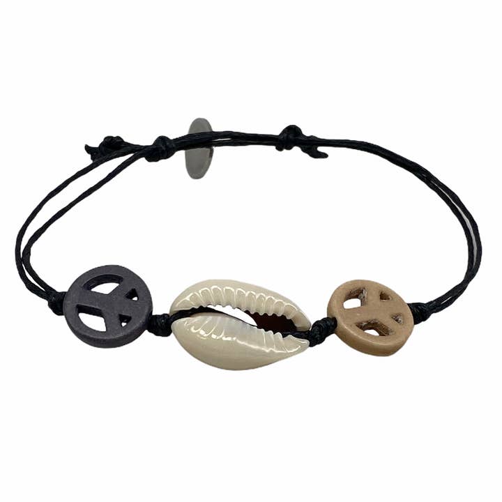 Bracelet Love & Peace - Kauri shell and love & peace sign for wholesale by Eiland Sieraden