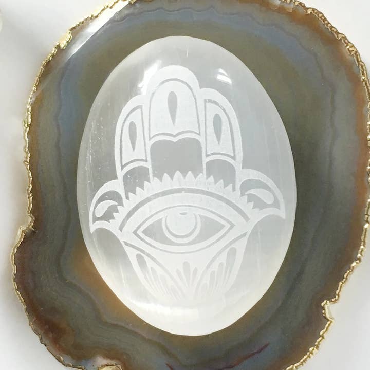 Palme di selenite incisa «Evil Eye Hamsa» per la vendita all'ingrosso da parte di Fractalista Designs