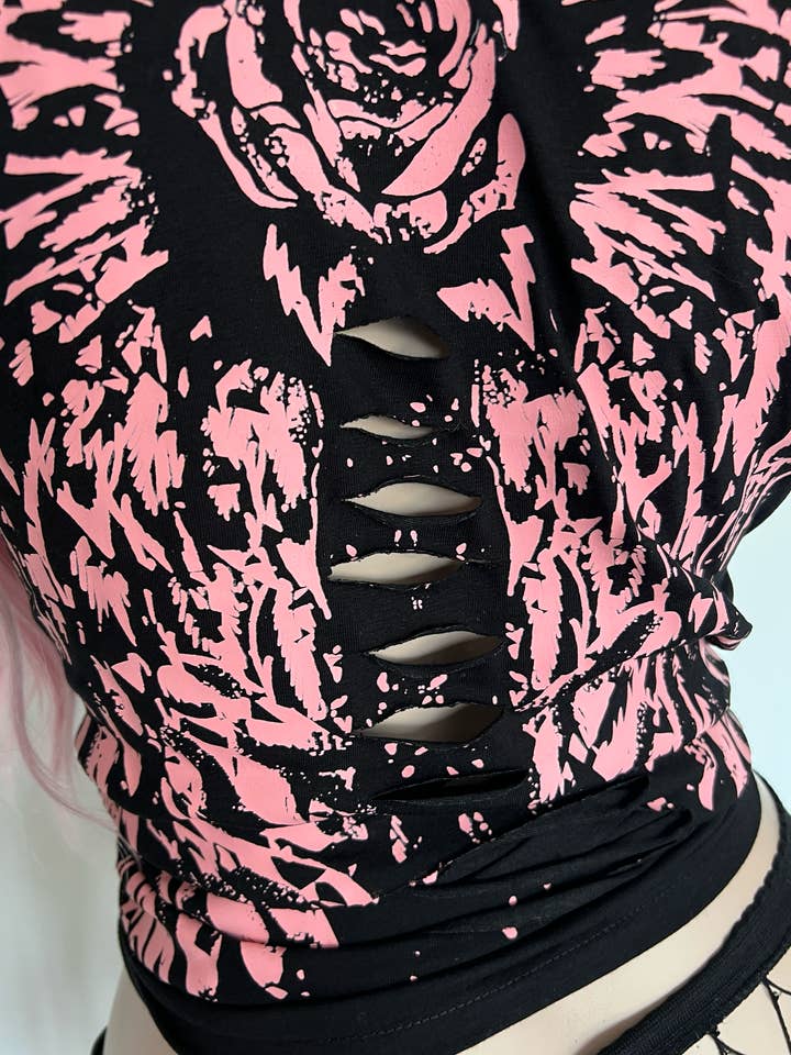 Demi Loon – Engroshandel T-shirt med print - Dame – Demi Loon Angel Rose t-shirt med tatoverede vinger og komfortabel stretch i country-stil3