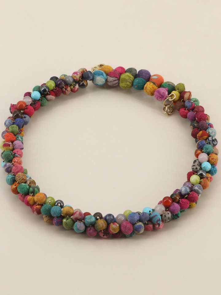 Colar de Contas com Têxtil Reciclado e Pedras Preciosas por atacado de Culture Spot