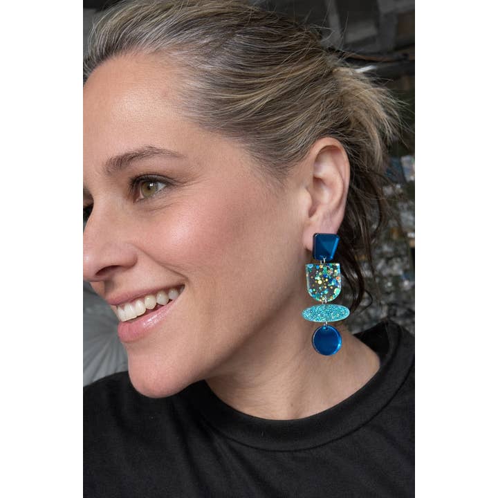 Boucles d'oreilles pendantes en verre et paillettes bleu sarcelle pour la vente par Truly Olive