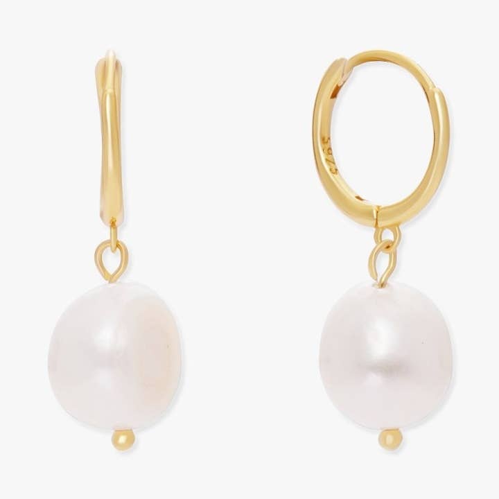 Créoles pendantes en perles d'eau douce en or pour la vente par LEA Jewels