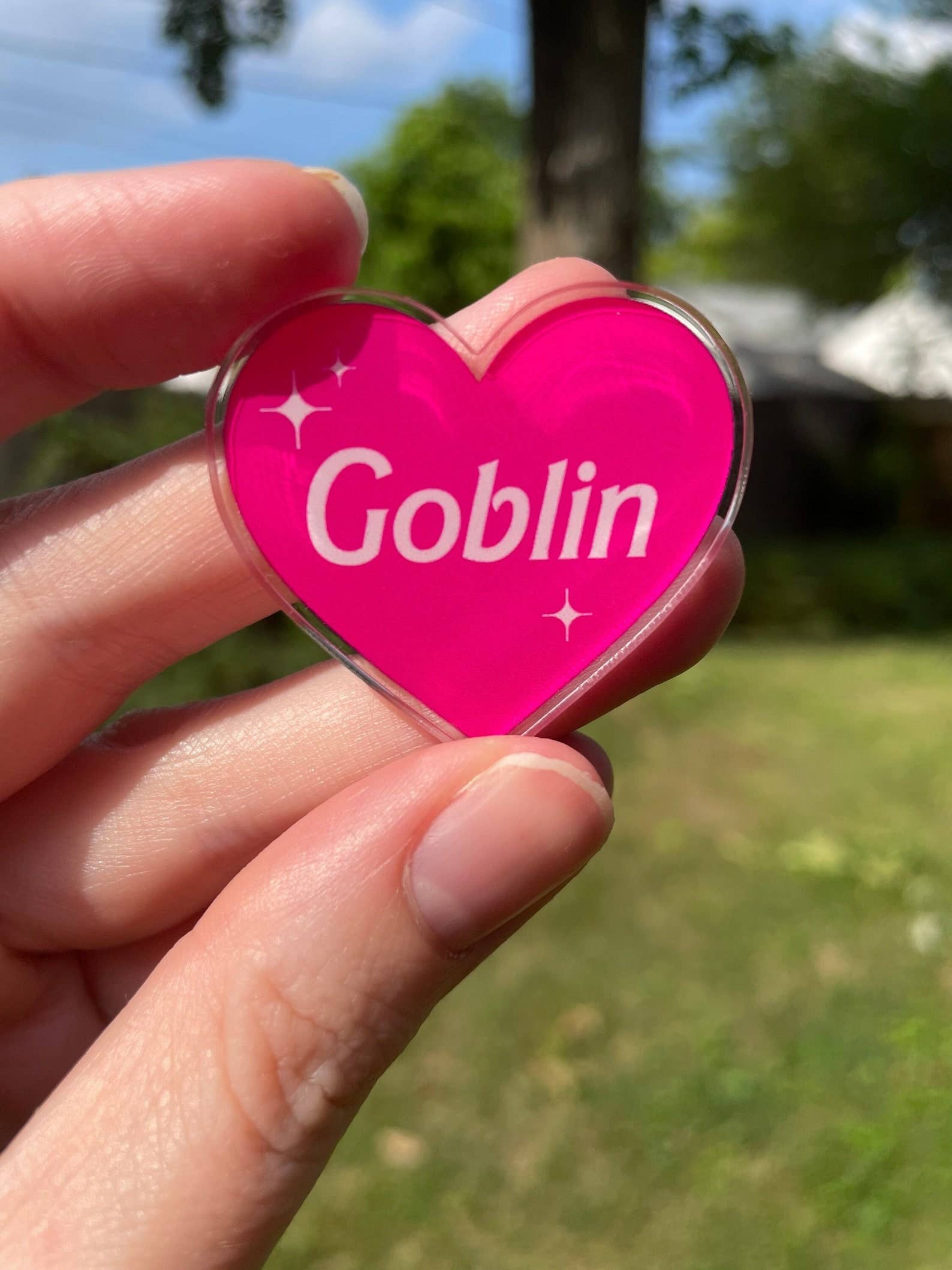 Beeftopia – wholesale Nål och knapp för kavajslag – Goblin akrylnål | Roligt rosa Barbie-inspirerat tillbehör2