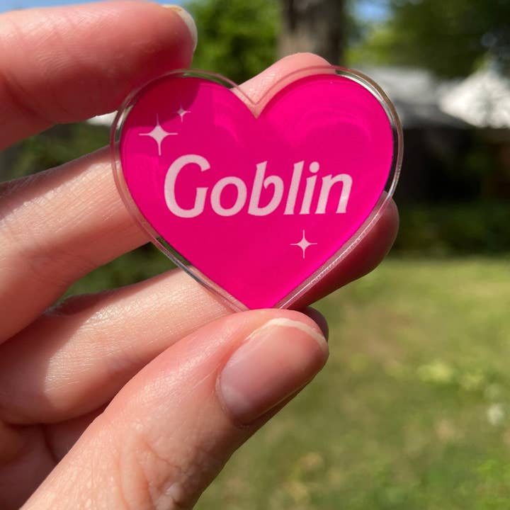 Beeftopia – wholesale Nål och knapp för kavajslag – Goblin akrylnål | Roligt rosa Barbie-inspirerat tillbehör2