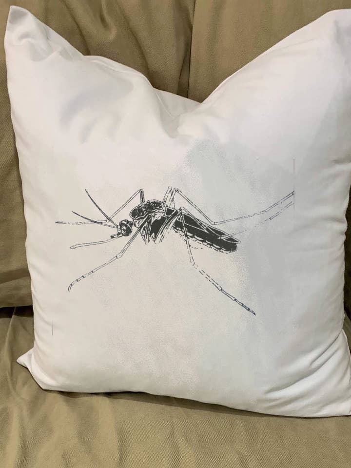 Oreiller anti-moustiques avec insert en plumes pour la vente par Monique Perry Art