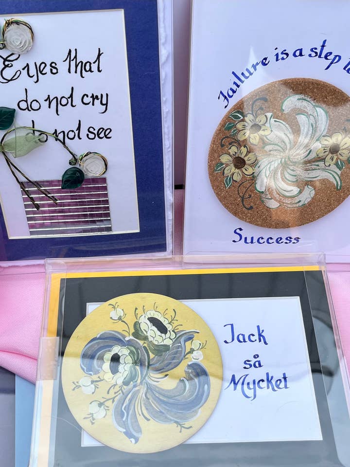 Assortimento di biglietti di auguri fatti a mano in svedese/inglese per la vendita all'ingrosso da parte di Simple Sophistication