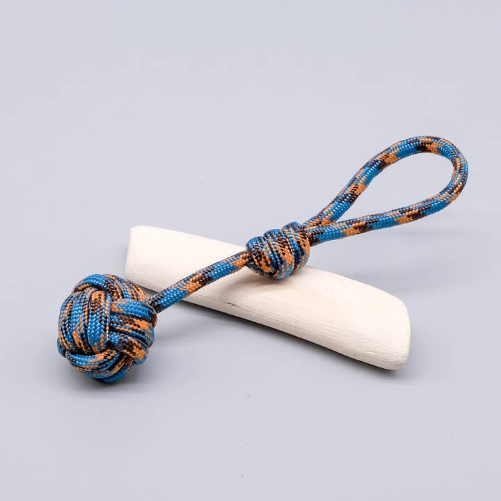 Porte clés en paracorde "Monkey fist" multicolore bleu pour la vente par La Fabrique du Noeud