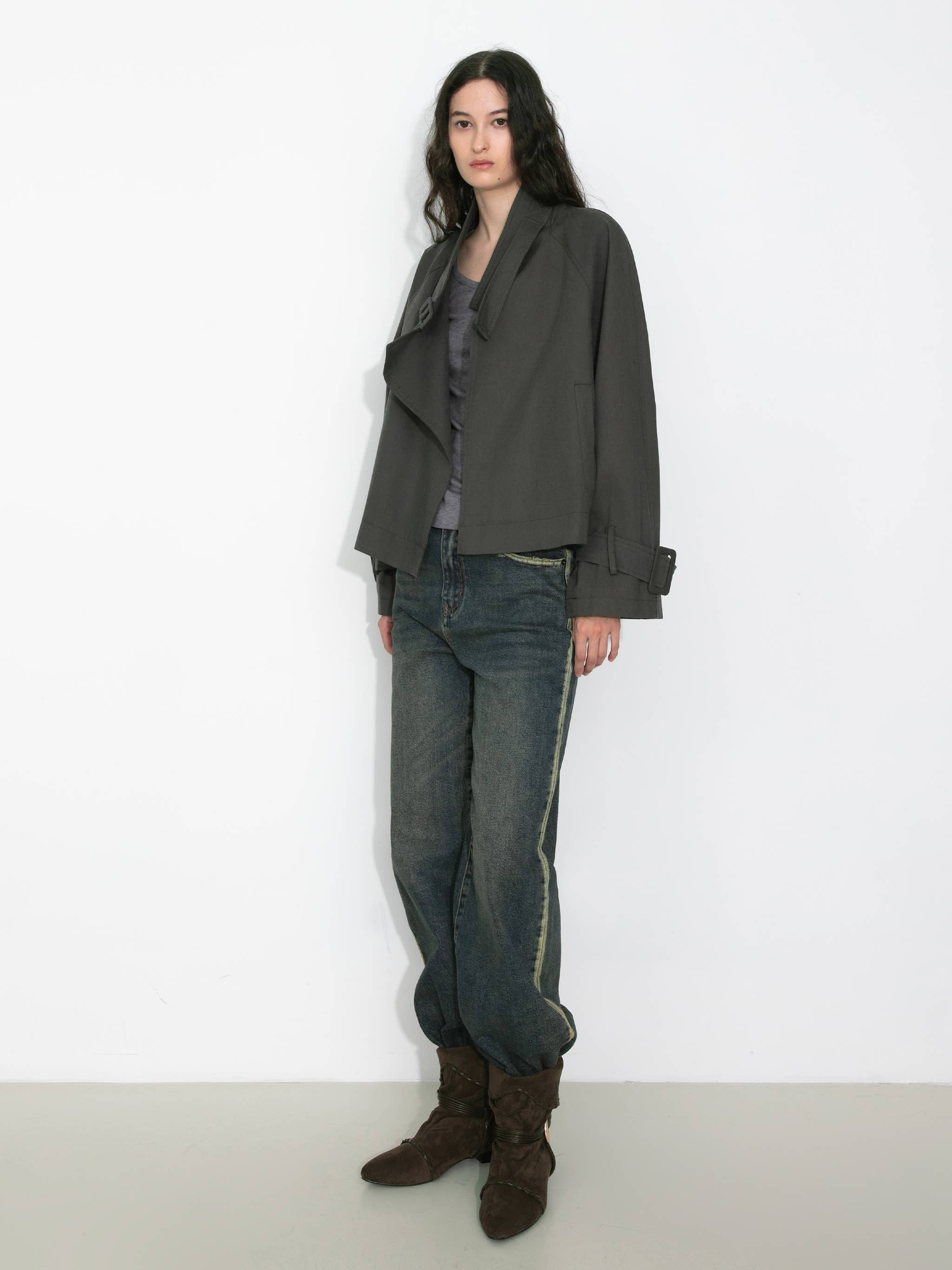 CUBIC – Großhandel Trenchcoat – Damen – Kurz geschnittener Trenchcoat mit Überlagerung vorne4