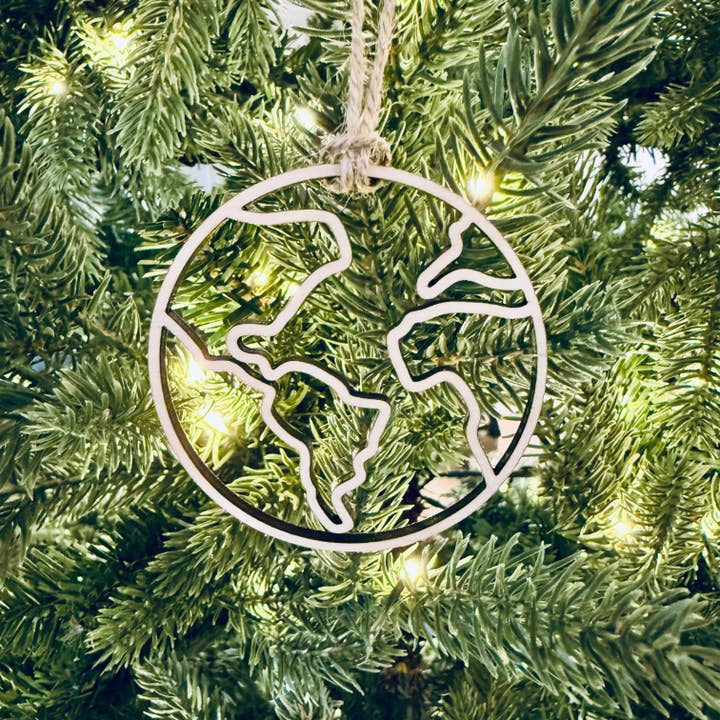 Globus Udsnit Træpynt© for engroshandel hos Aurora North Home