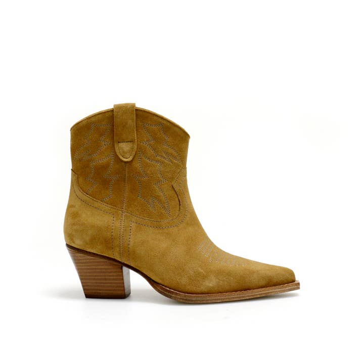 Bottine basse Caren en suède marron pour la vente par Catarina Martins