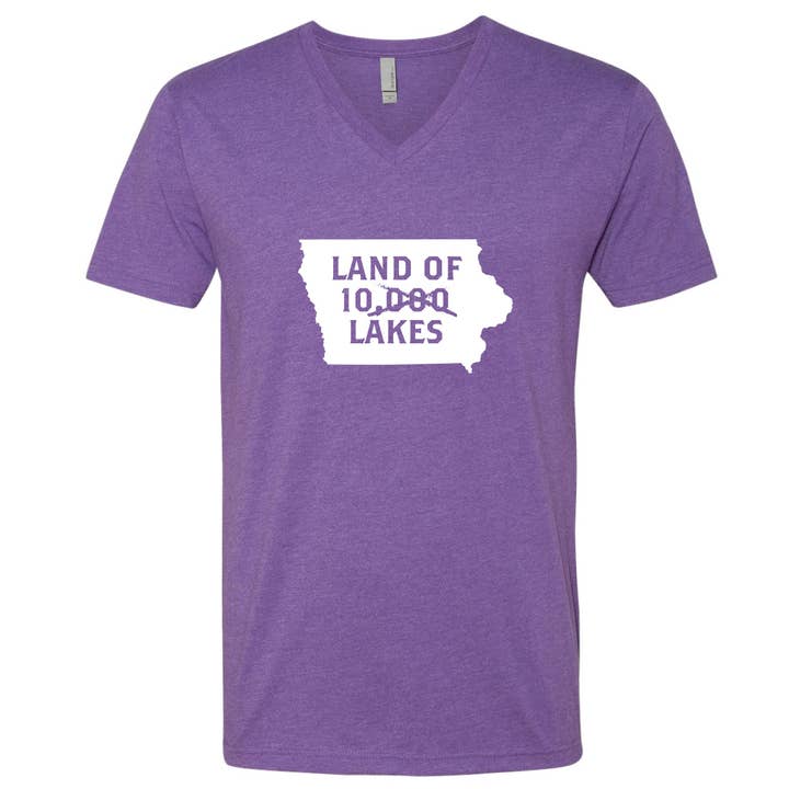 T-shirt à col en V Land of 10 Lakes Iowa pour la vente par Iowa Awesome
