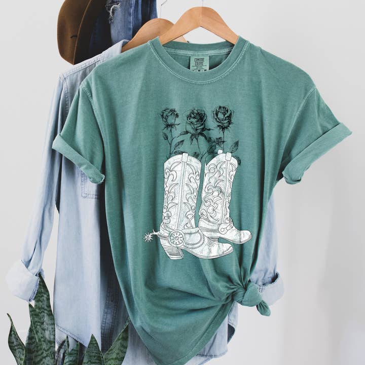 Refinery Number One LLC – wholesale T-shirt med logga - Dam – Country Rosor Och Stövlar Vintage T-shirt