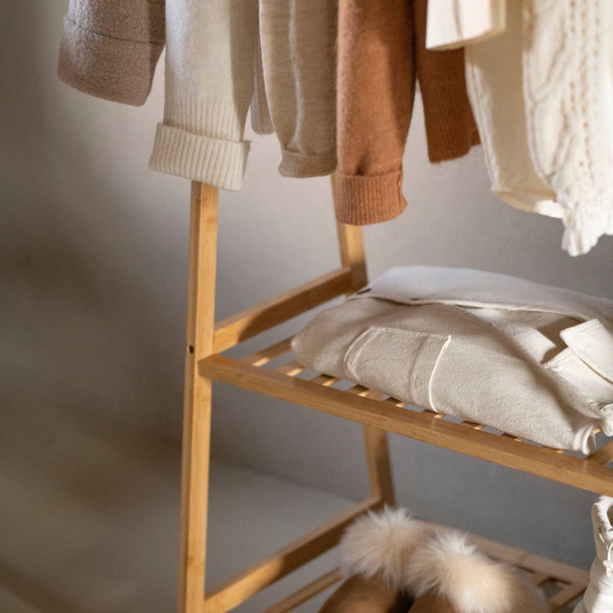 Andrea House – wholesale Klädhängare – Klädställ i bambu med hyllor5