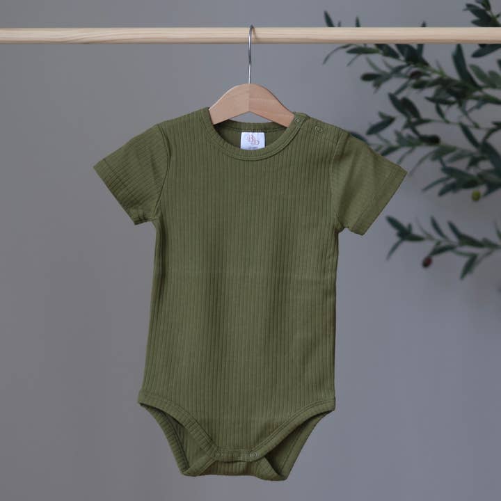 Body à manches courtes vert forêt pour la vente par Belle + Bea Basics