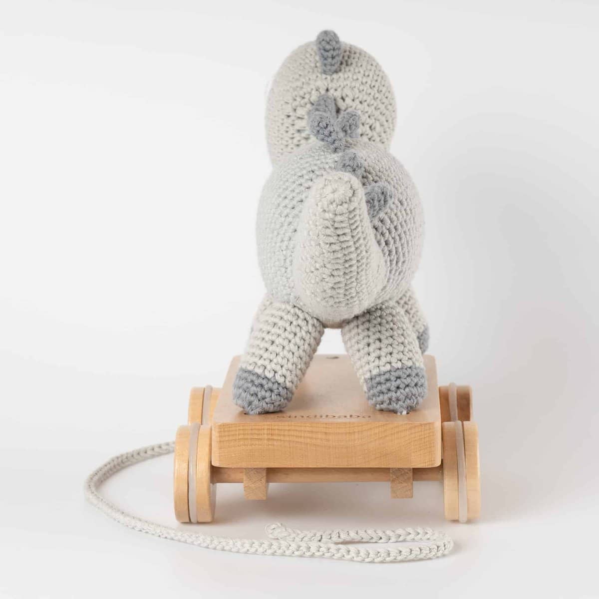 SindiBaba – Großhandel Klassisches Spielzeug – Kinder – Gehäkeltes Nachziehtier Dinosaurier DINO in Grau3