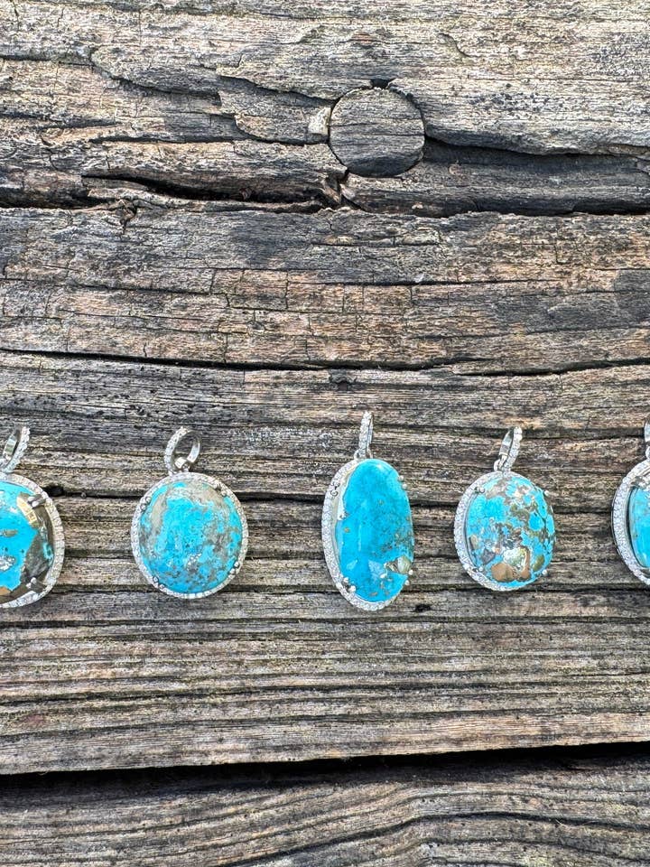 Pendentif en turquoise iranienne avec bordure en diamant pour la vente par ILISSA MICHELE JEWELRY