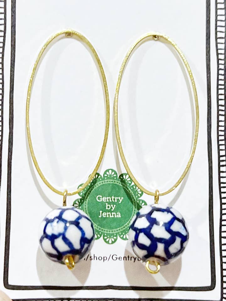 Pendientes colgantes con forma de aro ovalado con cuentas de latón y chinoiserie para venta al por mayor de GentrybyJenna