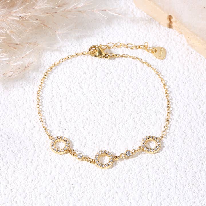 Fin guldkædearmbånd med 3 vedhæng med strass-cirkler for engroshandel hos joya