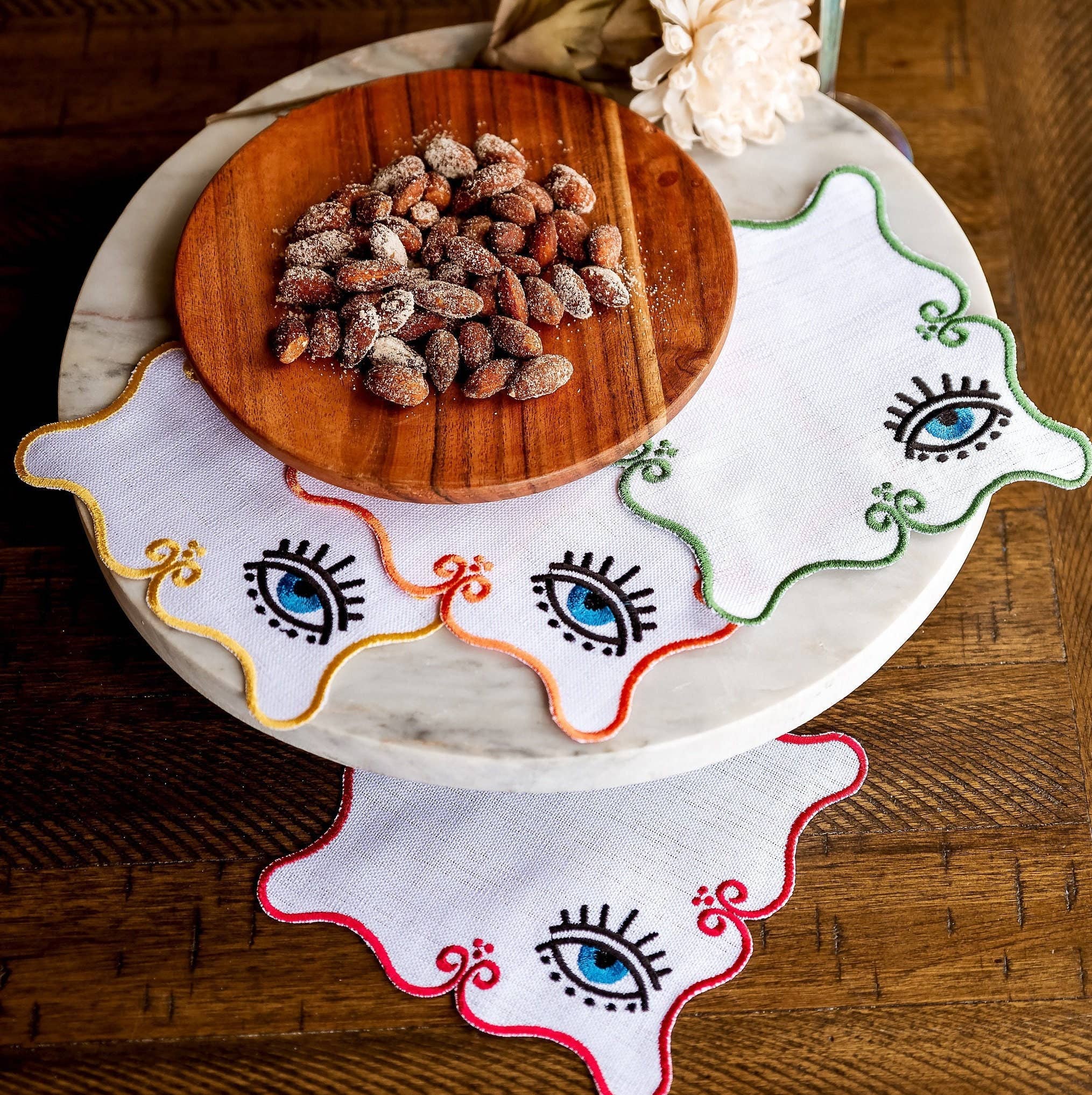 Hemsin Atelier – wholesale Middags- och tygservett – Ond öga broderade linneservetter (Bästsäljare)1