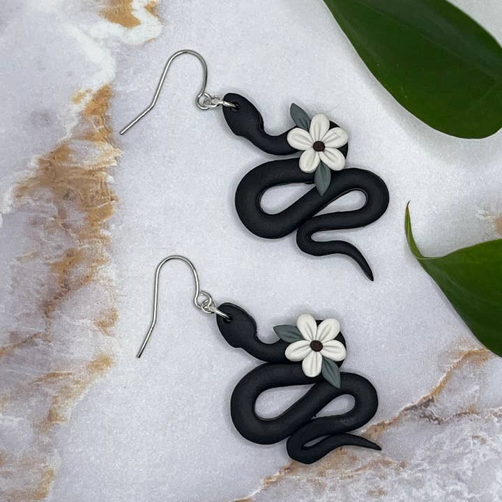 Orecchini Snake Clay, ipoallergenici per la vendita all'ingrosso da parte di The Clay Arches