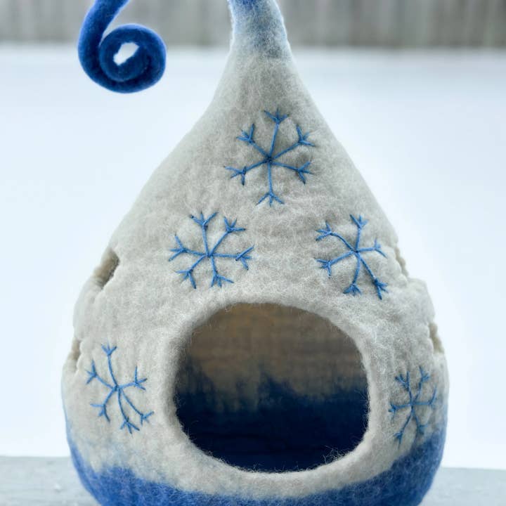 Chalet de jeu d'hiver en feutre bleu et blanc pour la vente par Sewing Seeds Play