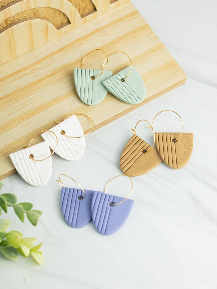 Texturerade Linje 18k Hoops för wholesale av EJ Clay Co