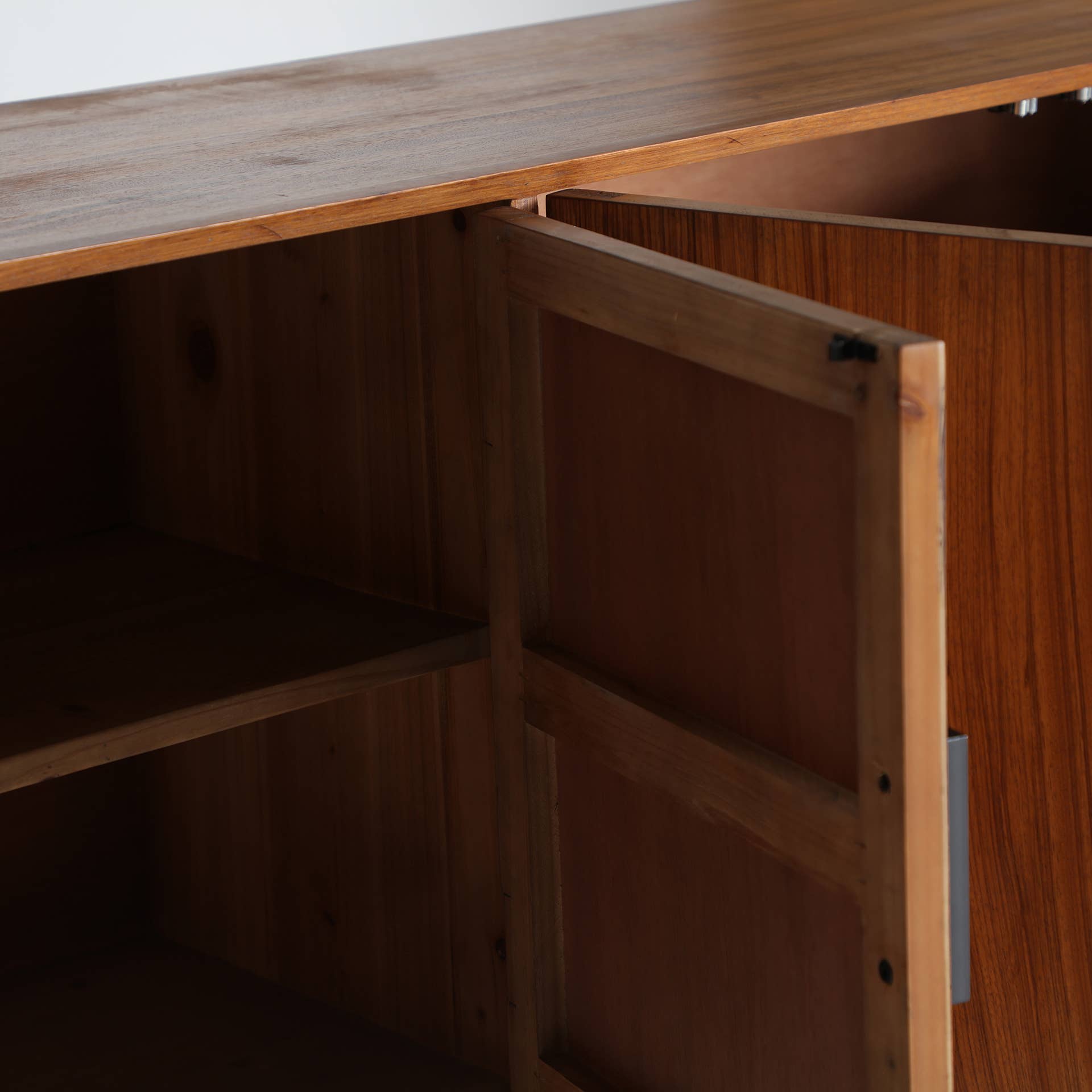 Kodu Home Design - Wholesale Sideboard - Fir wood sideboard in brown color, measuring 180x40x85cm3