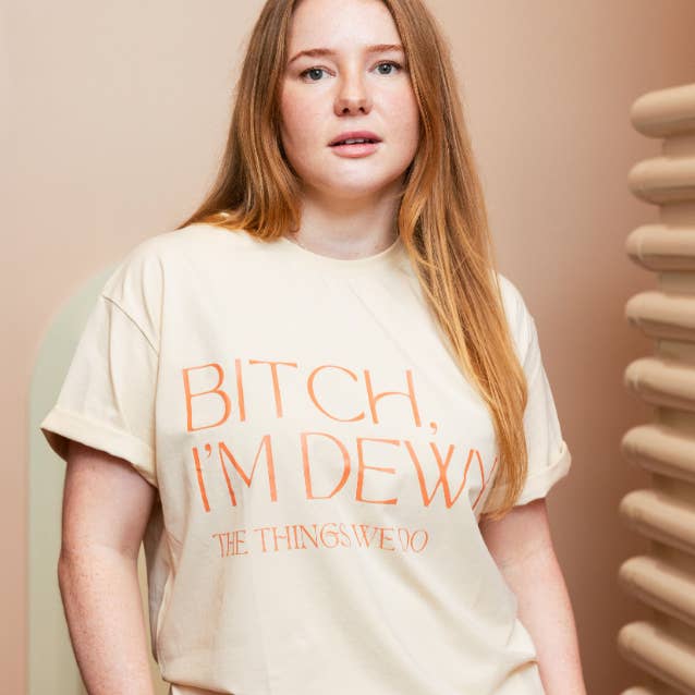 Cagna, sono Dewy! T-shirt a vestibilità comoda per la vendita all'ingrosso da parte di The Things We Do