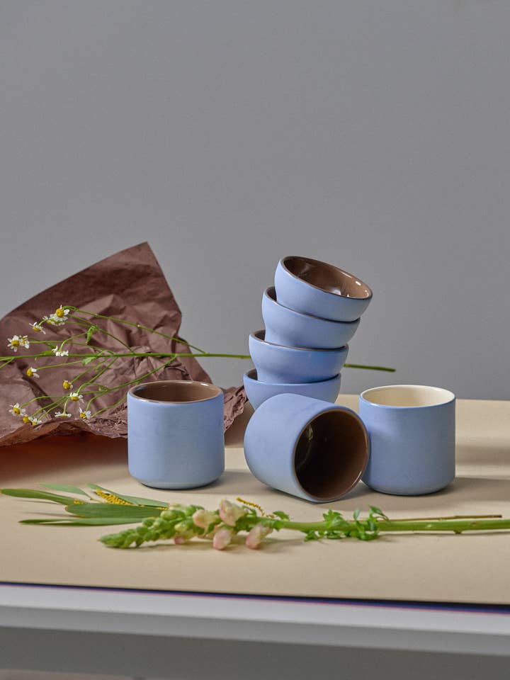 Handgemachte Kaffeetasse aus Porzellan. Vergiss mich-nicht/Schokolade für den Großhandel von Creating Comfort Lab