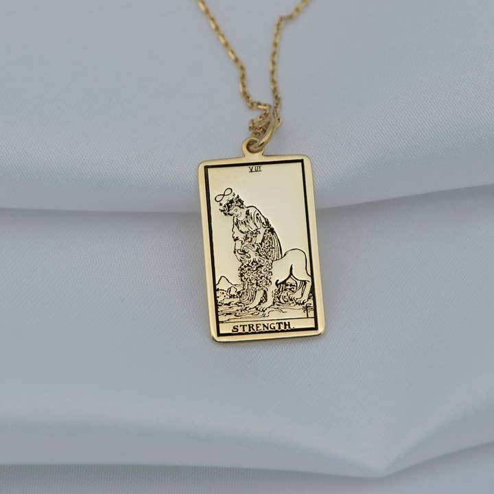 The Strength Tarot gegraveerde hanger van 925 sterling zilver voor wholesale door DreamedBy