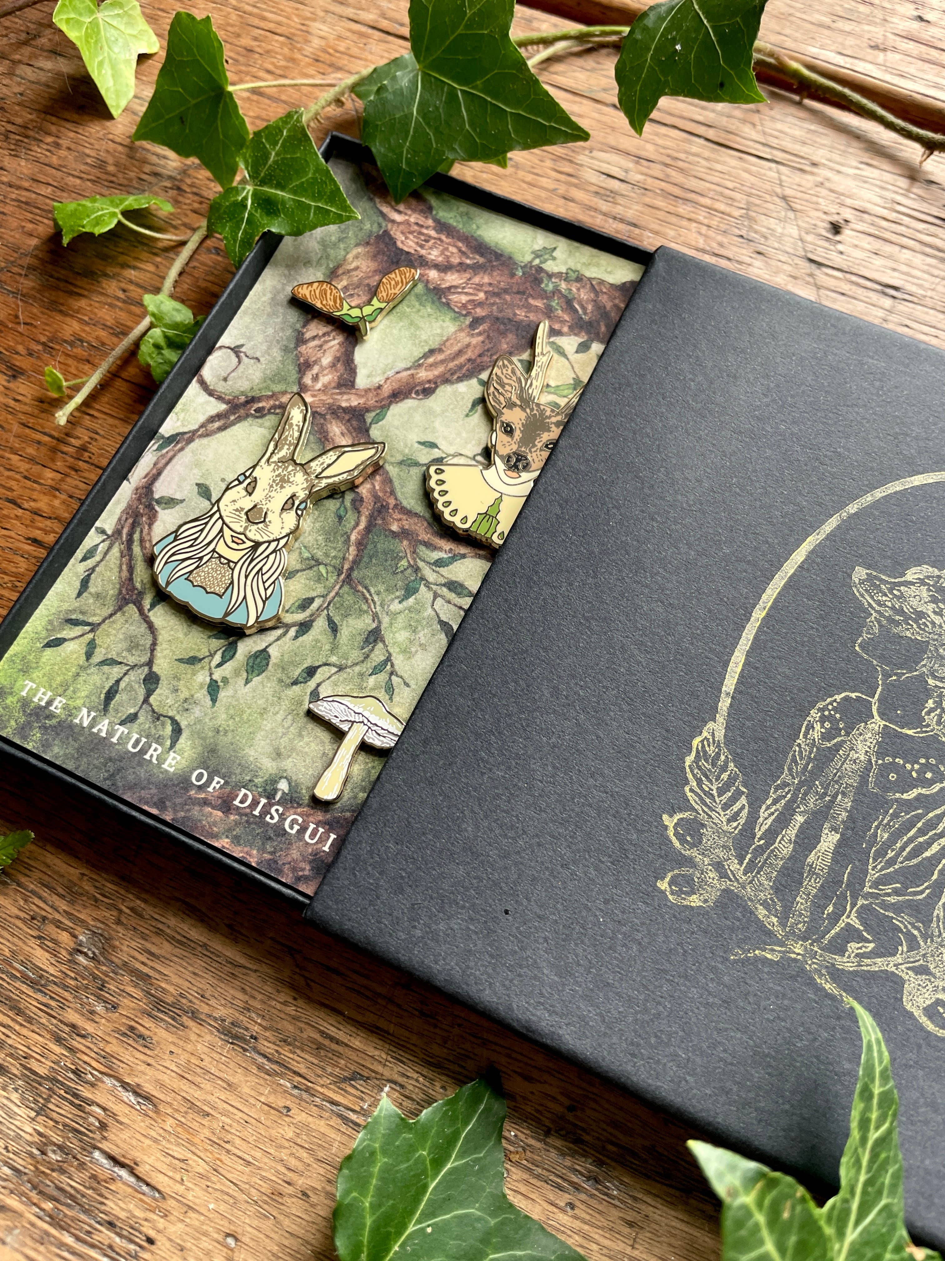 Georgiou Draws - Vente Épinglettes/boutons - Coffret à épingles en émail de luxe The Nature of Disguise1