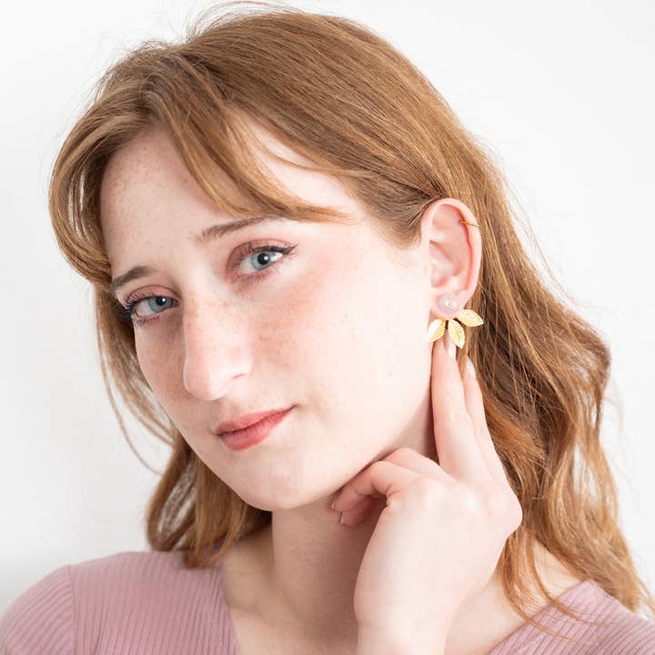 Cache-oreilles en forme de feuille d'or pour la vente par Birch Jewellery