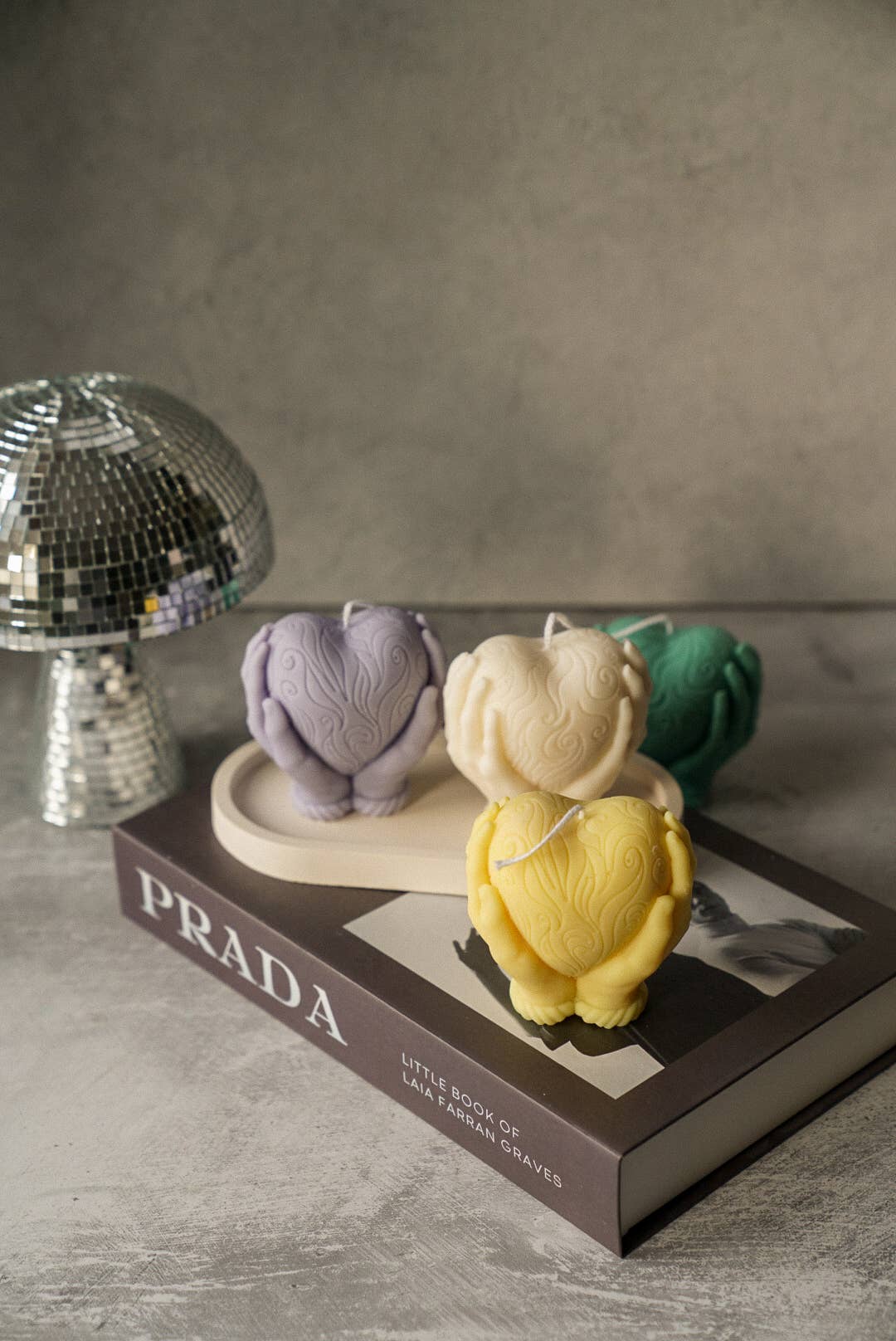 Gokican – wholesale Prydnadsljus – Hands Holding Heart Candle Mors dag Sojavax Heminredning4