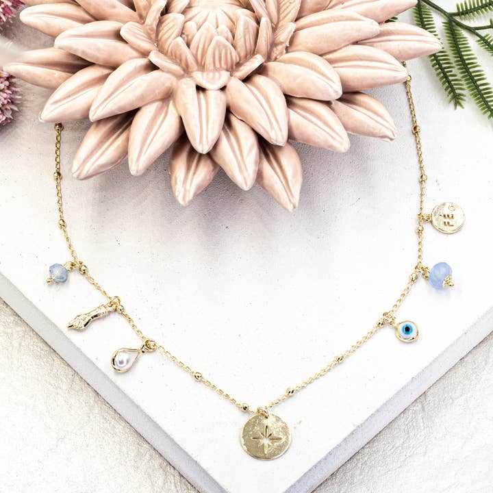 Collier pendentif Faith, œil grec bleu, main de Figa, pierres bleues, perle, poussière d'étoile pour la vente par Cherie by Cherie
