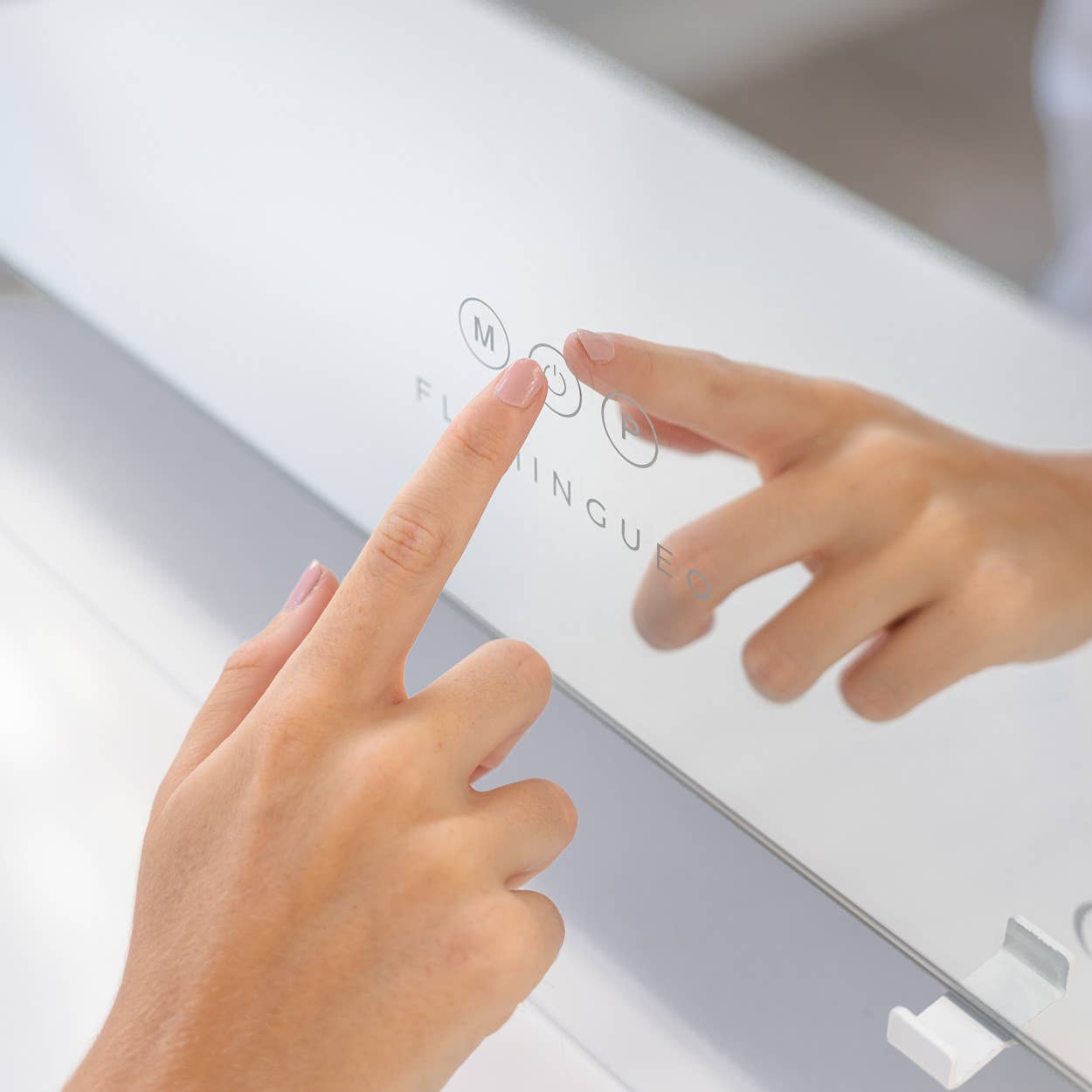 Flamingueo - Wholesale Vanity Mirror - Mirror with 15 Hollywood LED lights, three light modes, touch control, rounded corners and tiltable12