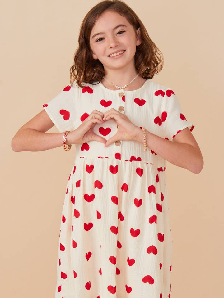 Tjejklänning med hjärttryck med gasväv med texturerad knappdetalj för wholesale av Hayden LA