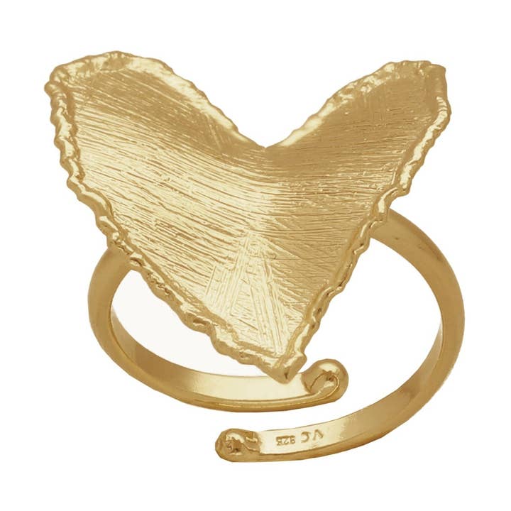 Bague ajustable texture cœur irrégulier El Gesto en argent. pour la vente par Victoria Cruz